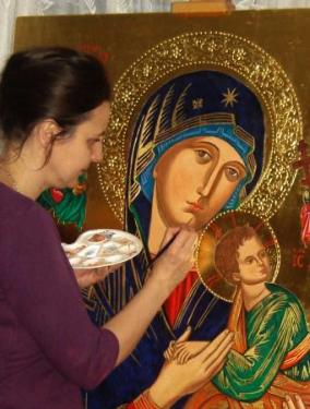 Krystyna Kuś-Kilichowska podczas malowania ikony, autorka, ikonopisarka, ikonograf. Fragment ikony Matka Boża Nieustającej Pomocy